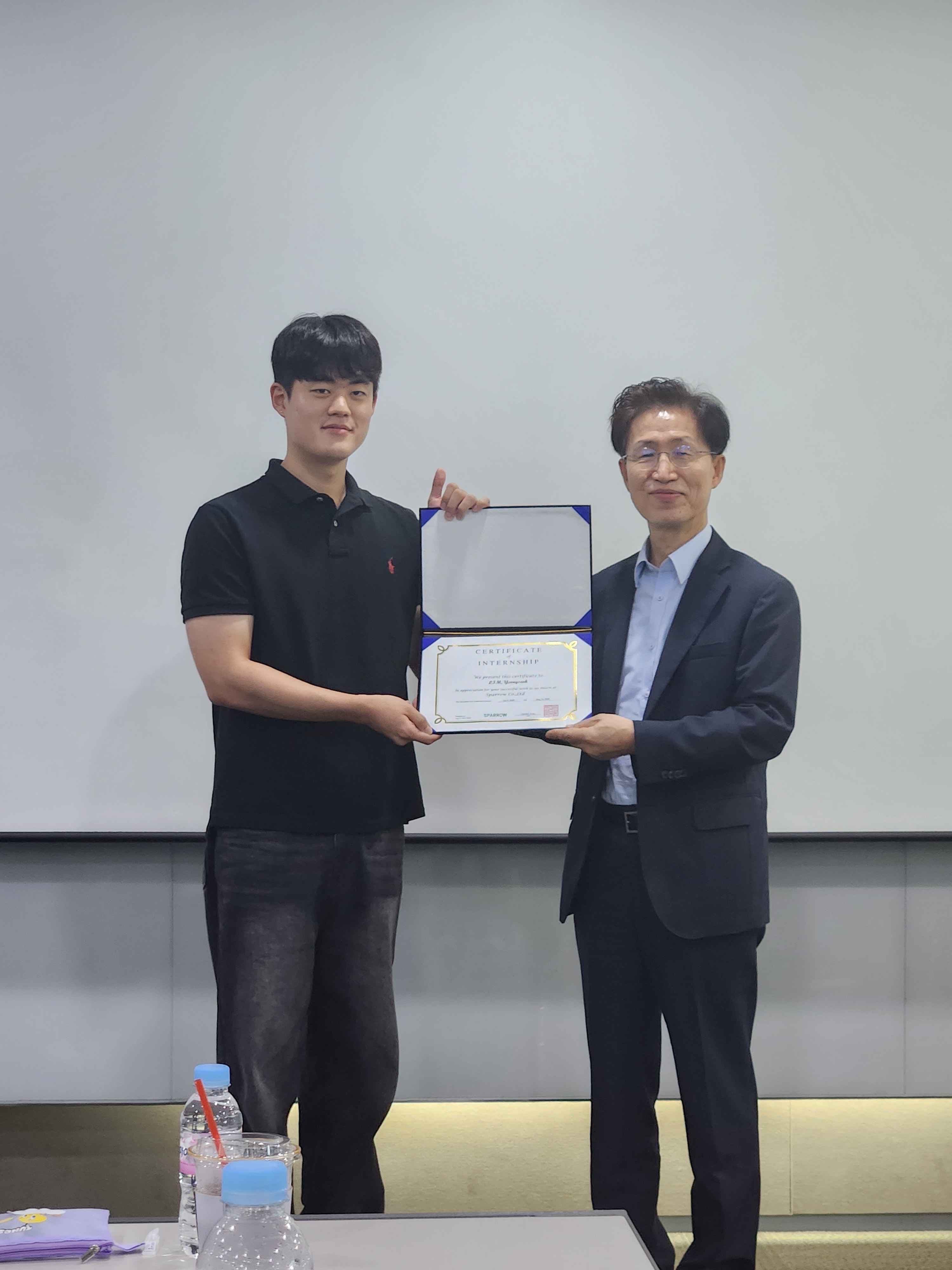 Receiving the Fasoo internship certificate